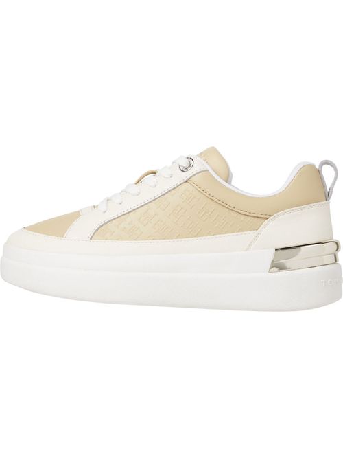 tenis-beige-de-cuero-con-monograma