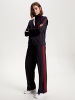 pantalon-con-rayas-distintivas