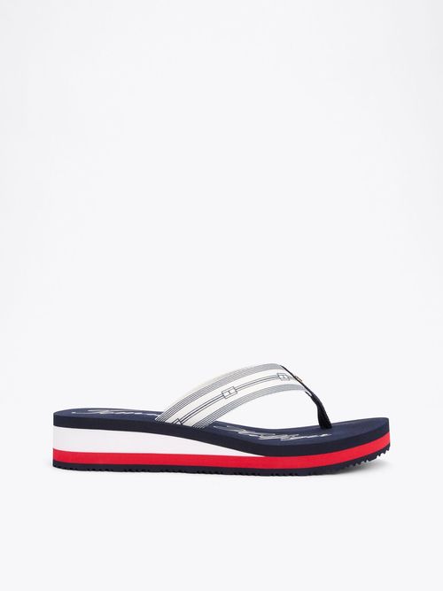 sandalias-negro-logo-distintivo