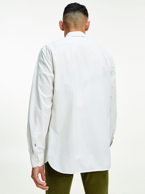 Camisa-de-rayas-verticales-con-corte-regular