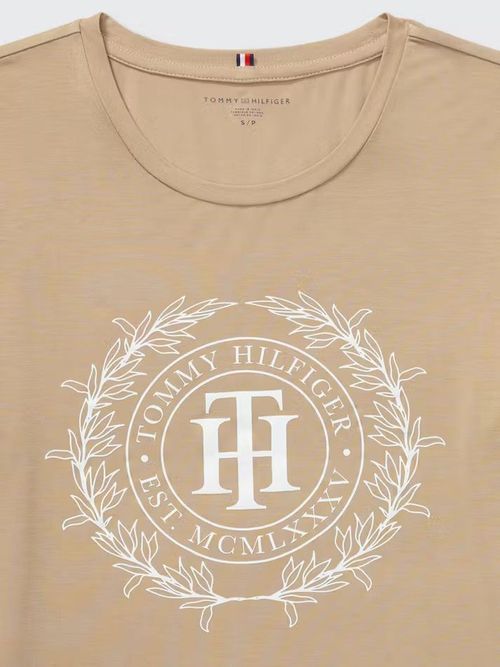 Camiseta-adaptive-con-logo-monograma-th