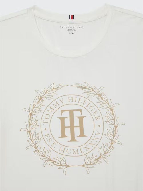 Camiseta-adaptive-con-logo-monograma-th
