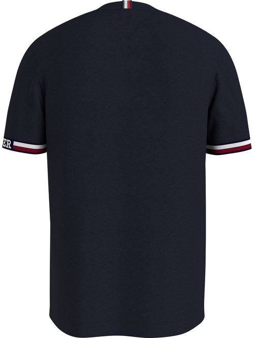 Camiseta-con-logo-monotipo-en-la-manga