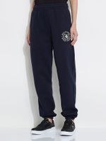 jogger-azul-con-monograma-th-en-el-lateral