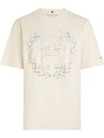 camiseta-blanca-con-monograma-th