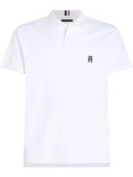 polo-blanco-de-interlock-con-monograma-th-bordado