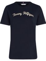 camiseta-azul-oscuro-con-logo-en-fuente-script-bordado