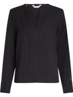 blusa-negra-de-corte-regular-con-cuello-en-v