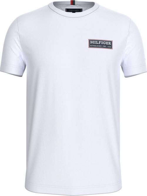 camiseta-blanca-con-logo-de-parche