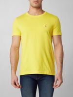 camiseta-amarilla-slim-fit-essential-con-logo