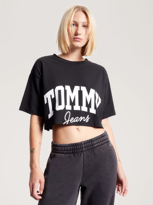 camiseta-negra-universitaria-de-corte-cropped