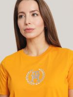 camiseta-naranja-de-cuello-redondo-con-monograma-th