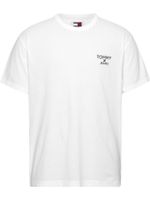 camiseta-blanca-con-logo-distintivo-tonal-bordado